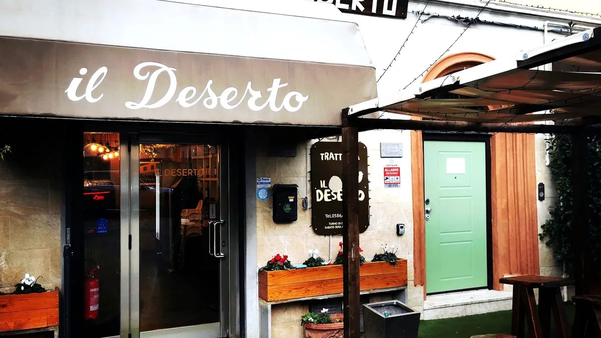 L'ingresso della trattoria, con l'insegna Locanda il Deserto e la tenda